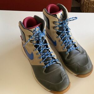 Nike ACG Stasis Tan and Black High-Top Sneaker Hiking with Blue Swoosh Size 9.5